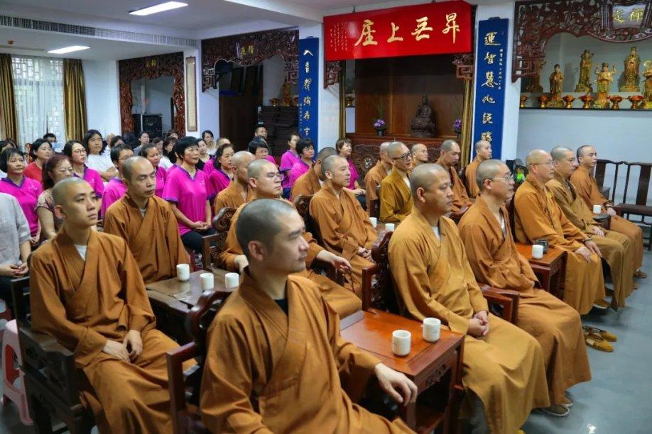 【大爱龙岩 福莲冠豸】连城：发放爱心入会礼包  让工会服务更有温度