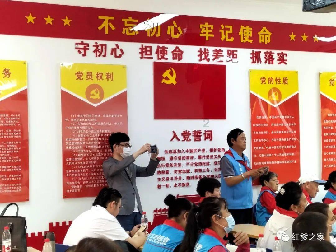 春晚惊现“辣妈”杨幂！与辛芷蕾同台斗艳，网友直呼：太养眼了！